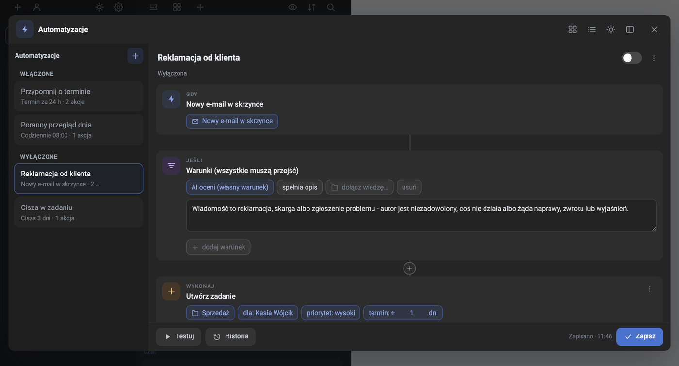 Okno Automatyzacje w Task Managerze z recepturą „Reklamacja od klienta": GDY „Nowy e-mail w skrzynce", JEŚLI warunek „AI oceni (własny warunek)" z opisem reklamacji, WYKONAJ „Utwórz zadanie" z chipami Sprzedaż, dla: Kasia Wójcik, priorytet: wysoki, termin: +1 dni; na dole przyciski Testuj, Historia i Zapisz, po lewej lista receptur włączonych i wyłączonych