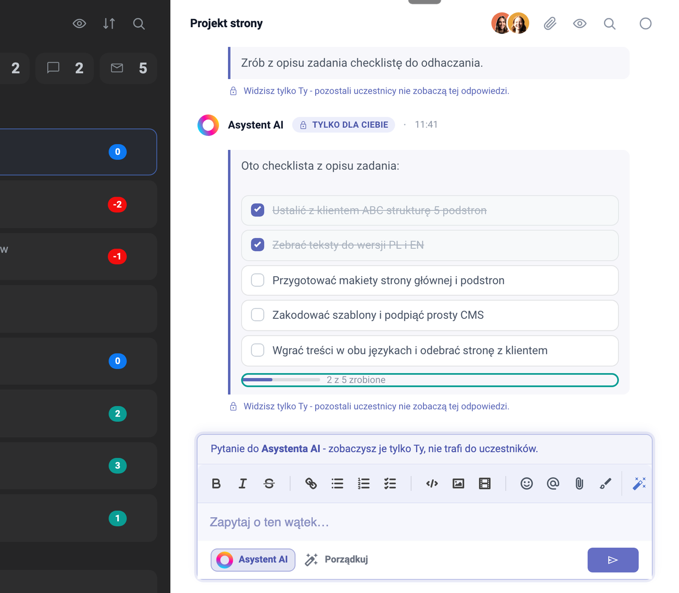 Wątek zadania „Projekt strony" w Task Managerze: polecenie „Zrób z opisu zadania checklistę do odhaczania" i odpowiedź Asystenta AI z pięcioma pozycjami, z których dwie (ustalenie struktury 5 podstron z klientem ABC, zebranie tekstów PL i EN) są odhaczone i przekreślone, pod listą pasek „2 z 5 zrobione"