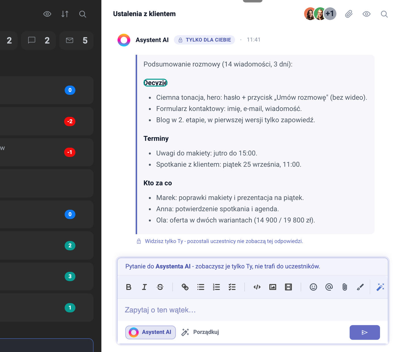 Czat „Ustalenia z klientem" w Task Managerze: odpowiedź Asystenta AI z plakietką TYLKO DLA CIEBIE - „Podsumowanie rozmowy (14 wiadomości, 3 dni)" w sekcjach Decyzje, Terminy i Kto za co, poniżej pole „Zapytaj o ten wątek" z przyciskami Asystent AI i Porządkuj