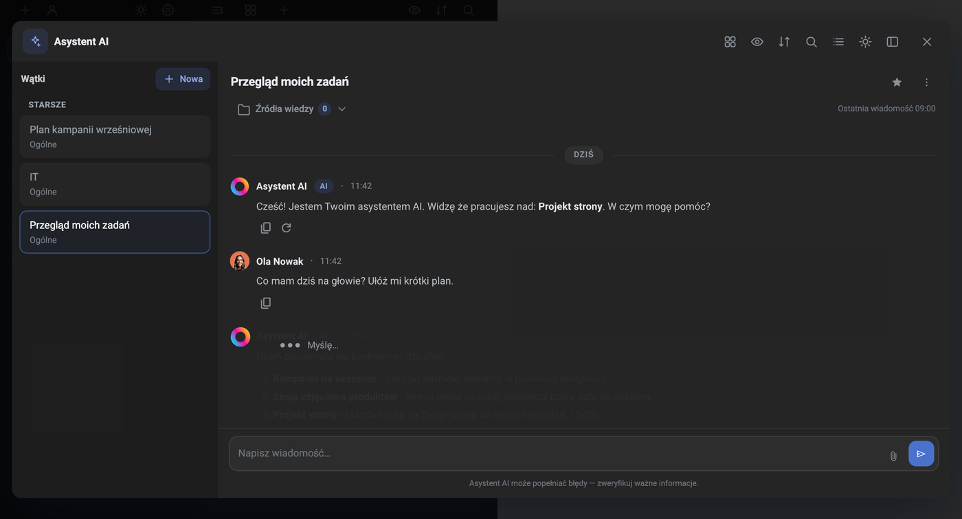 Okno Asystenta AI w trakcie odpowiedzi: pod pytaniem Oli Nowak „Co mam dziś na głowie? Ułóż mi krótki plan.” widać nowy awatar Asystenta - kolorowy pierścień - i wskaźnik „Myślę…”; po lewej wątki Plan kampanii wrześniowej, IT i Przegląd moich zadań