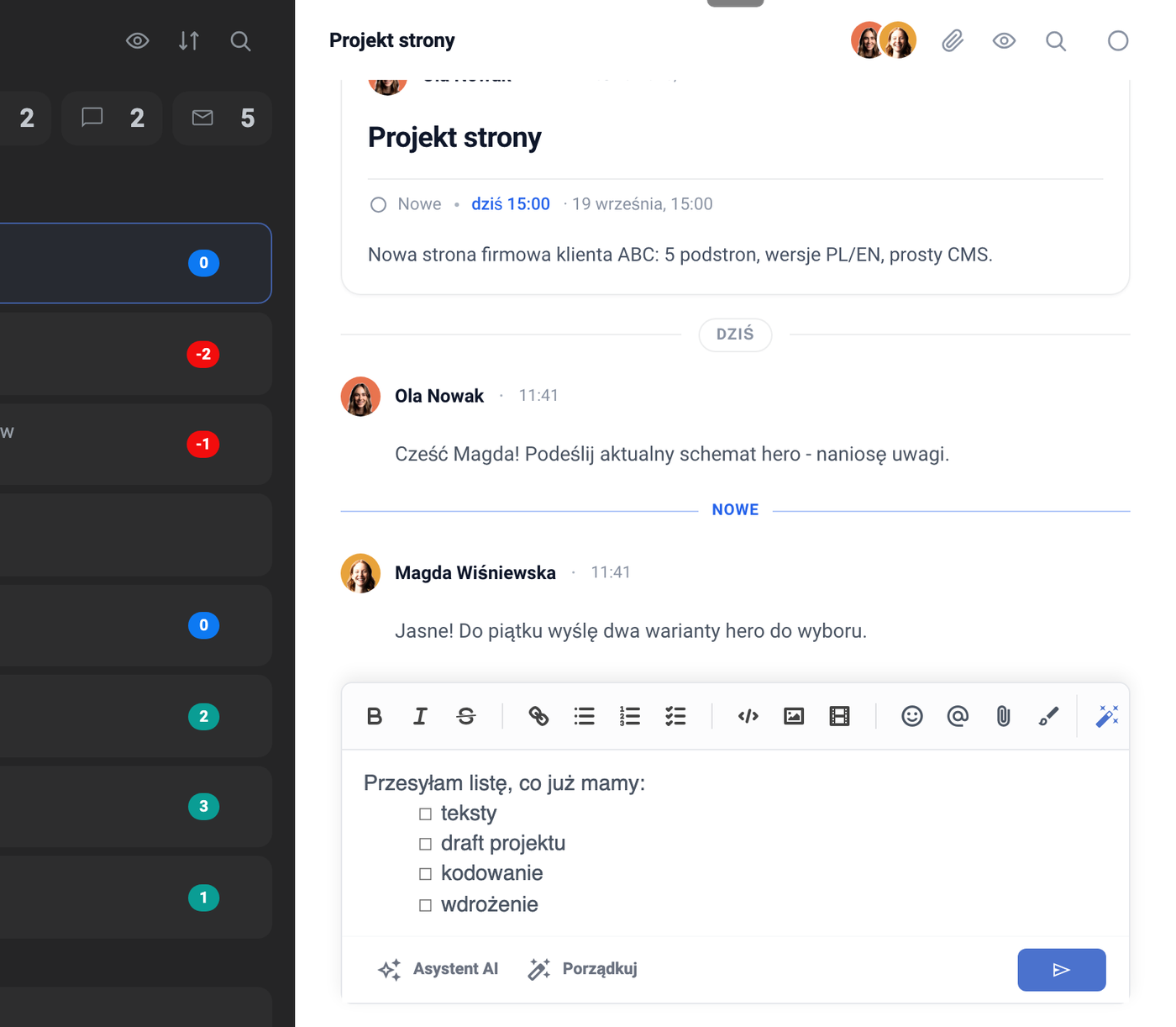 Wątek zadania „Projekt strony" w Task Managerze: u góry karta zadania ze statusem Nowe, terminem dziś 15:00 i opisem „Nowa strona firmowa klienta ABC: 5 podstron, wersje PL/EN, prosty CMS", pod separatorem DZIŚ wiadomość Oli Nowak z prośbą o schemat hero, oznaczenie NOWE i odpowiedź Magdy Wiśniewskiej o dwóch wariantach do piątku, na dole edytor z pisaną listą „co już mamy"