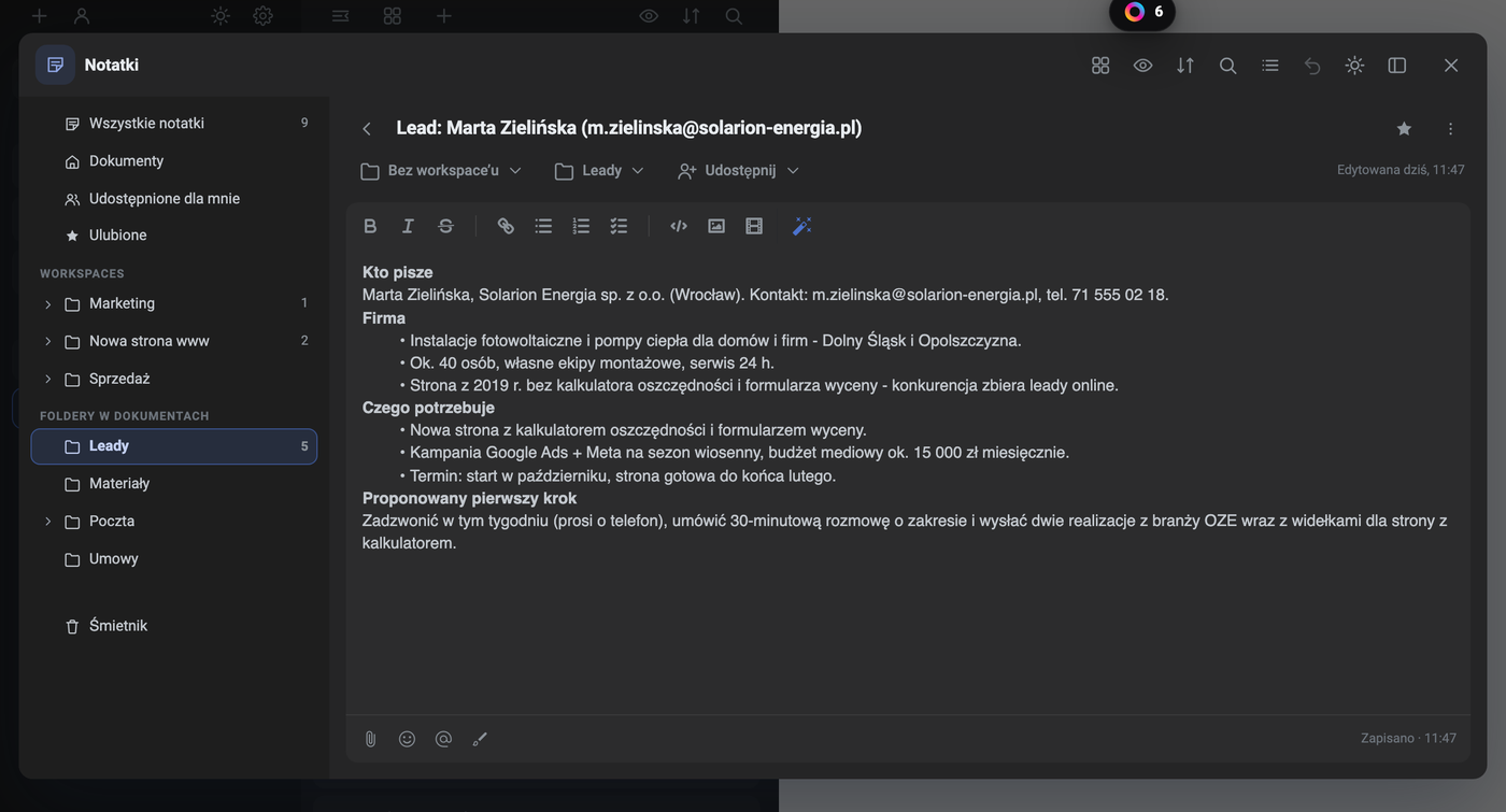 Okno Notatek z otwartą notatką „Lead: Marta Zielińska (m.zielinska@solarion-energia.pl)" w folderze Leady; raport w czterech sekcjach: Kto pisze (Solarion Energia sp. z o.o., Wrocław, telefon), Firma (fotowoltaika i pompy ciepła, ok. 40 osób, strona z 2019 r.), Czego potrzebuje (nowa strona z kalkulatorem, kampania Google Ads i Meta, budżet ok. 15 000 zł miesięcznie, termin) i Proponowany pierwszy krok; po lewej drzewo z folderem Leady (5)